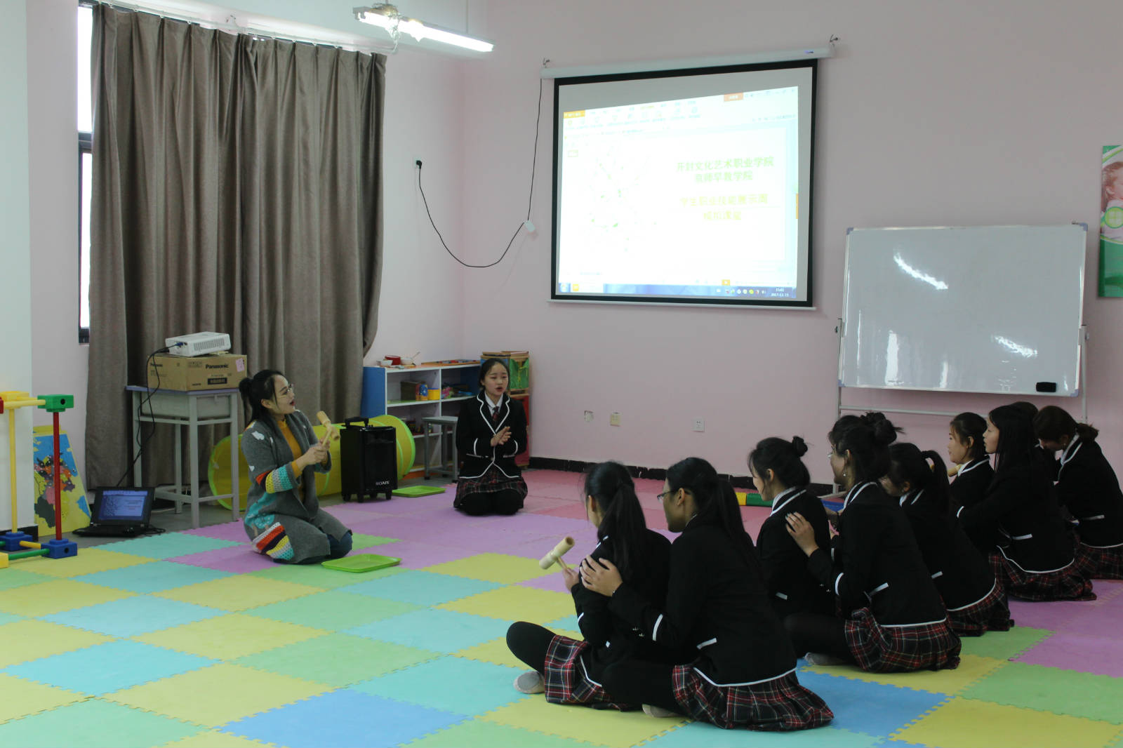 京师早教学院学生职业技能展示周模拟课堂